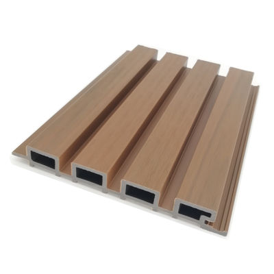 Revestimento coextrudado de placa de painel canelado sólido composto tampado externo WPC