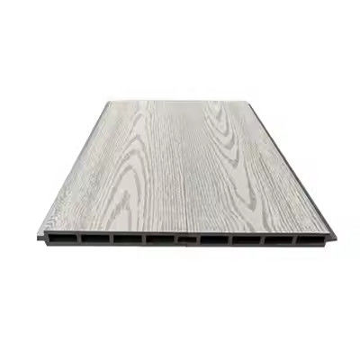 Cerca de jardim com postes que cercam portas de treliça painel de cerca WPC externo