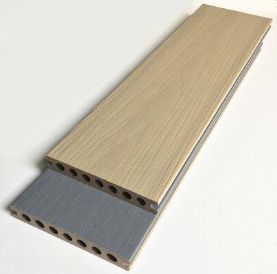 Amostra grátis antiderrapante à prova d'água resistente a UV cor de teca 140 * 23mm Pisos de deck composto de coextrusão externa Wpc Decking