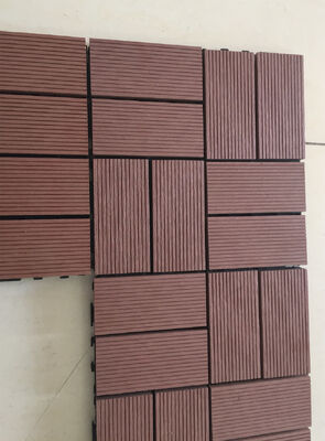Ladrilhos de deck WPC interligados 30x30CM Pisos de pátio DIY para espaços residenciais ao ar livre