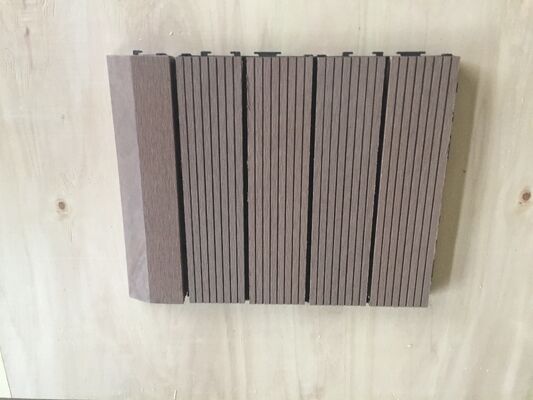 Ladrilhos de deck WPC interligados 30x30CM Pisos de pátio DIY para espaços residenciais ao ar livre