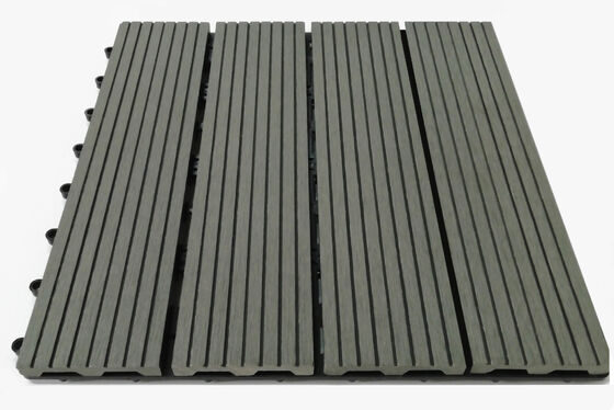 Ladrilhos de deck WPC interligados 30x30CM Pisos de pátio DIY para espaços residenciais ao ar livre