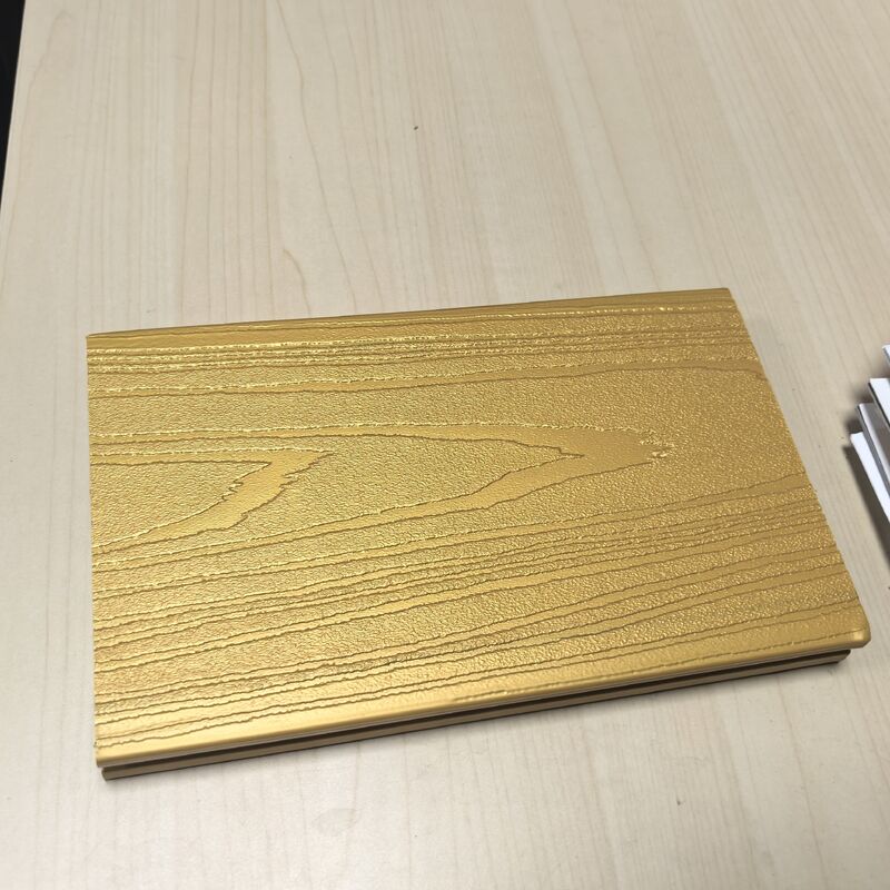 PAINÉIS WPC METÁLICOS COM DECKING DE LUXO PATINA GLIMMER DOURADO