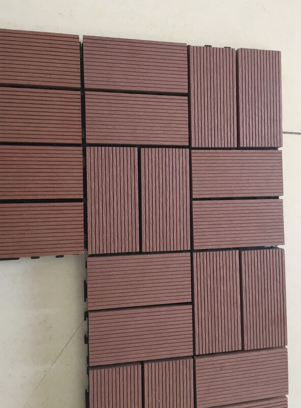 Ladrilhos de deck WPC interligados 30x30CM Pisos de pátio DIY para espaços residenciais ao ar livre
